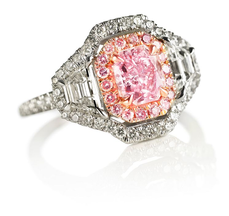 An important diamond ring set with a natural fancy pink diamond weighing app. 1.05 ct. and fancy pink and white diamonds, mounted in 18k pink and white gold. Estimate: € 67,000-80,500 (DKK 500,000-600,000)