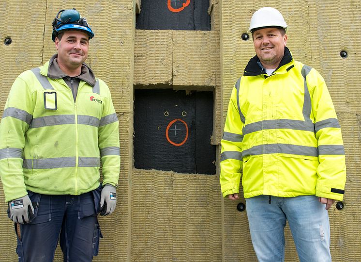 Formann Henrik Larsson fra Noveta og distriktssjef Morten Rønningen fra AS ROCKWOOL