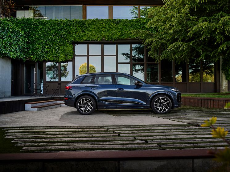 Audi Q6 e-tron quattro (Plasmablå metallak)