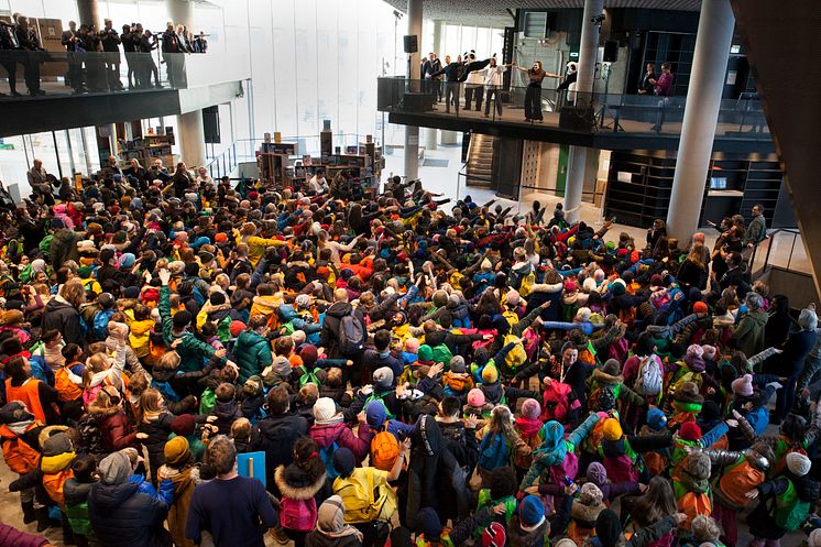 The children dancing in the first floor in Deichman Bjørvika