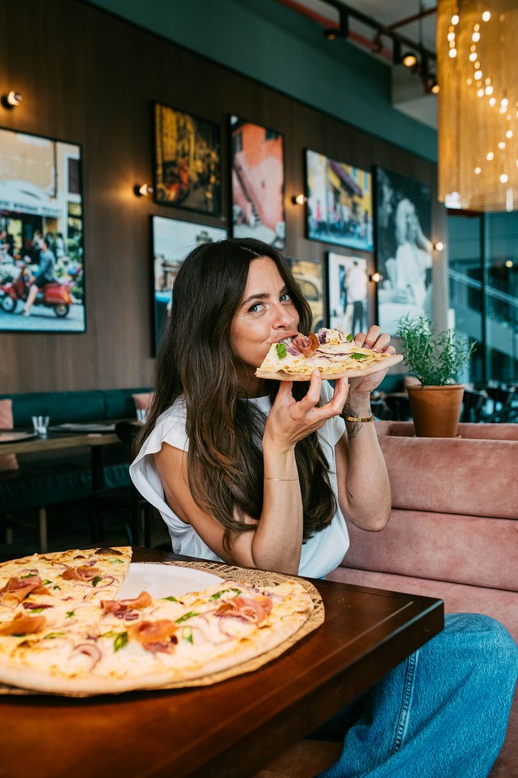 lo_vanessa_mai_eating_pizza-7027.jpg
