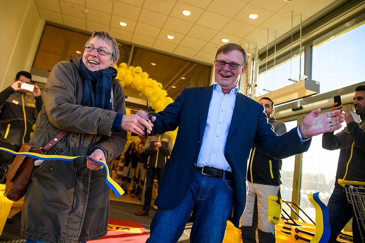 Bengt-Olov Forssell klipper band med första kund i kö i Uppsala Gränby