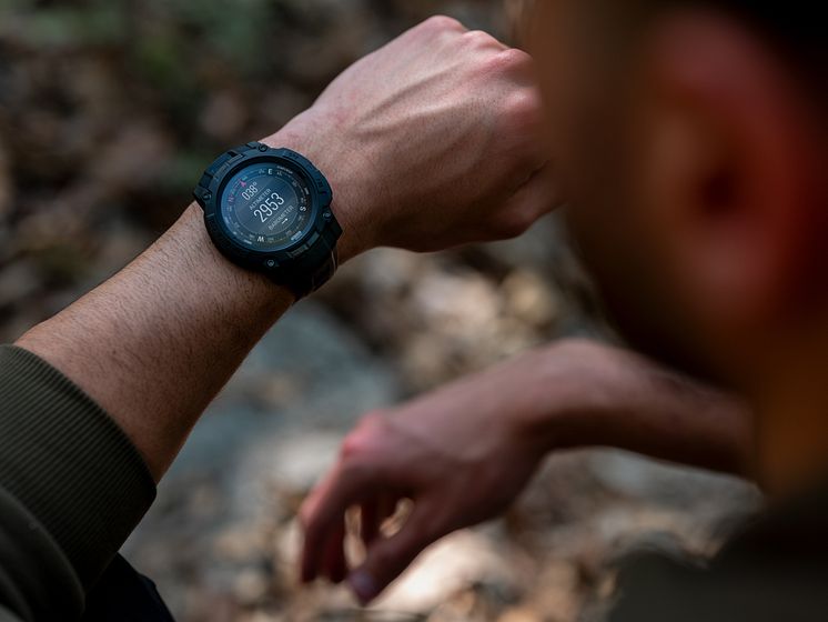 Garmin Instinct 3 Tactical_Lifestyle_2.jpg