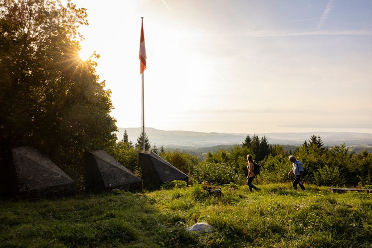 WandererInNyon_Waadtland(c)SchweizTourismus_DominikBaur