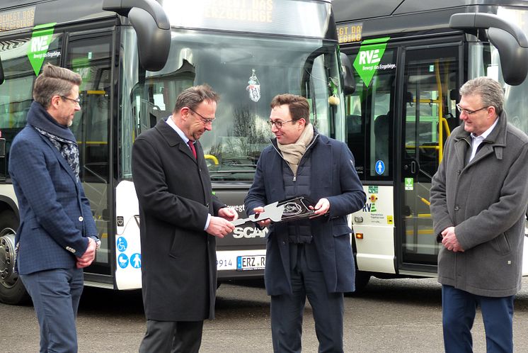 Symbolische Schlüsselübergabe für die 5 Scania Citywide Hybridbusse bei RVE in Zschopau