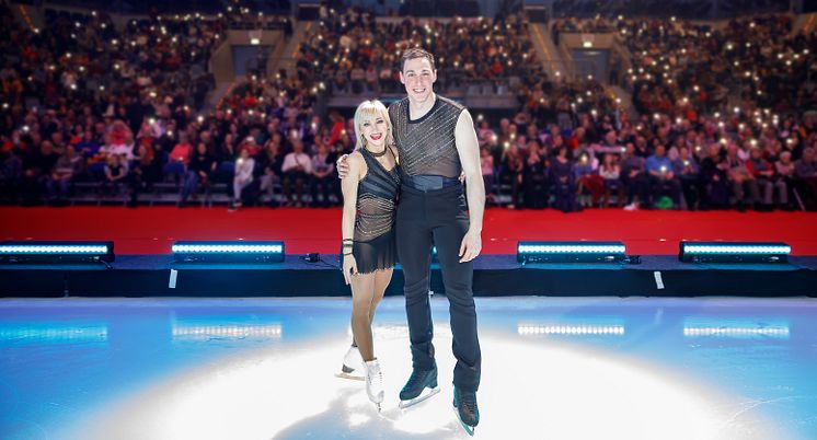 Aljona Savchenko und Bruno Massot mit dem Publikum von HOLIDAY ON ICE