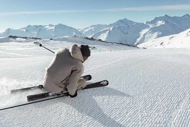 Der Bündner Duri Wieland carvt die Piste auf seinen selbstgebauten Hightech-Ski hinab.