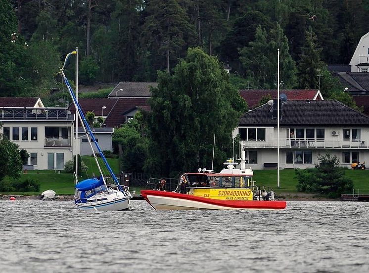 Segelbåt på grund i Mälaren