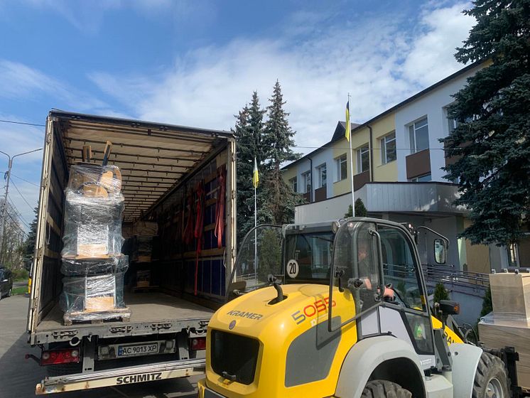 ACE Logistics_Dachser Finland_Unloading aid cargo_Bucha_Ukraine (1)