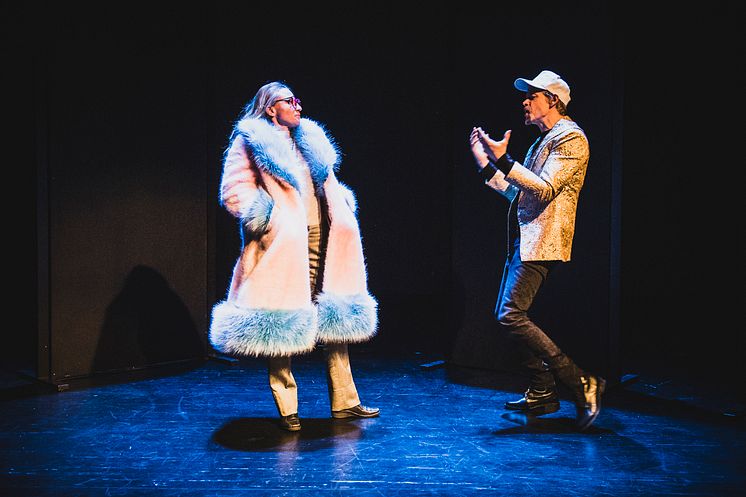 Foto frå framsyninga: l.i.f.e.g.o.e.s.o.n