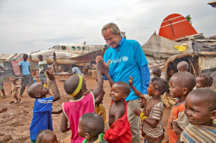 Norwegianin toimitusjohtaja Björn Kjos lasten kanssa Keski-Afrikan tasavallassa