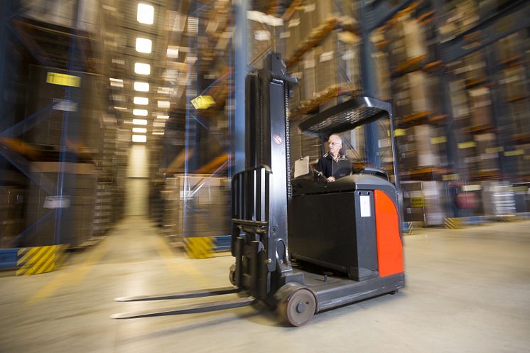 8742128-reach-truck