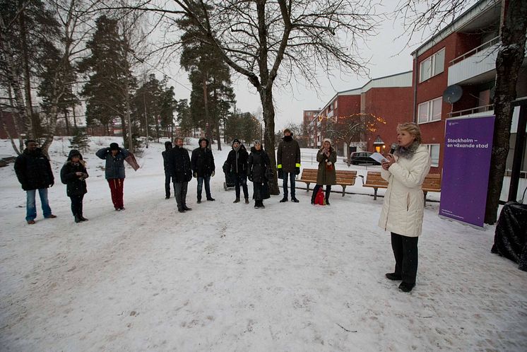 Ulla Hamilton inviger ljusinstallation i Hjulsta