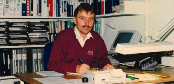 Vi har været i gemmerne og fundet fotoalbummet fra Peter Kruuses første tid i Carl Ras frem.