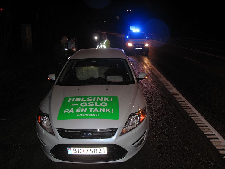 Knut Wilthil og Henrik Borchgrevink etter at bilen stoppet etter 2536,4 km på en dieseltank med en Ford Mondeo ECOnetic