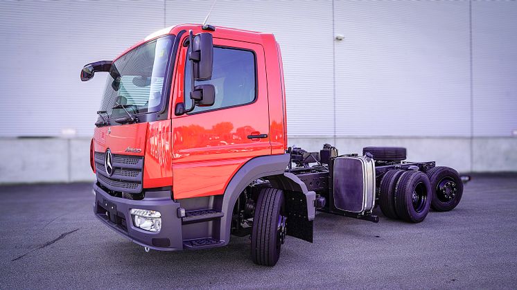 Mercedes-Benz Atego mit NLA von Paul Nutzfahzeuge.jpg
