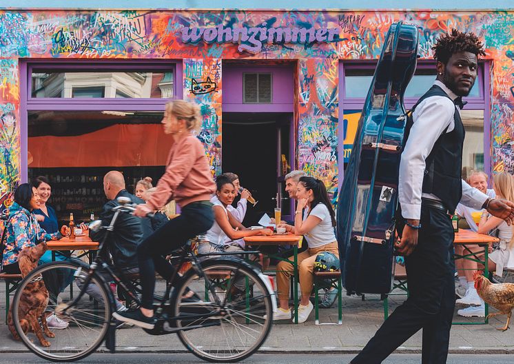 Bremen_Das_Viertel,_buntes_Café_mit_Personen_