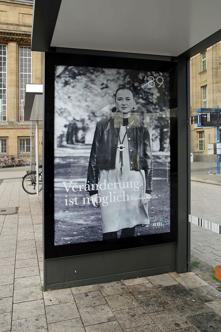 Cornelia Matzke auf einem Plakat an der Bushaltestelle am Hauptbahnhof Leipzig