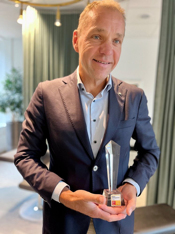 fredrik och staty 1.jpg