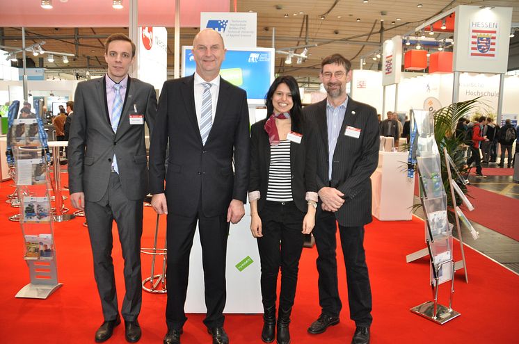 Brandenburgs Ministerpräsident Dietmar Woidke auf dem CeBIT-Stand der Technischen Hochschule Wildau