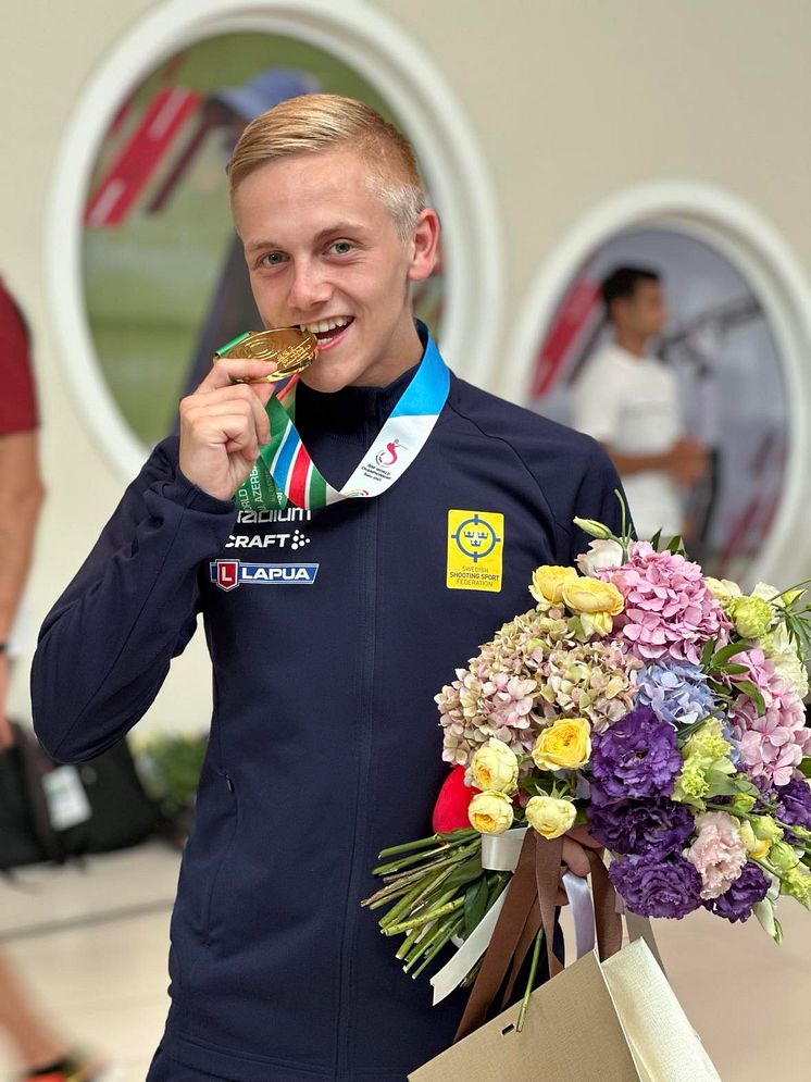 Victor Lindgren smakar på VM-guldet.