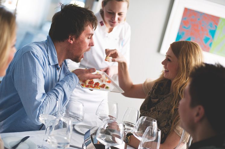 Die Empfehlung mind. 1x pro Woche fettreichen Fisch wie Zuchtlachs zu essen, gilt für alle Menschen, Jung&Alt, Schwangere, stillende Mütter und Kinder.