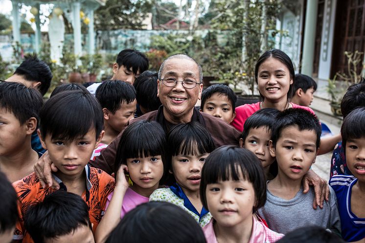 Thích Nu Minh Tú, buddhistnunnan som kämpar för barn 