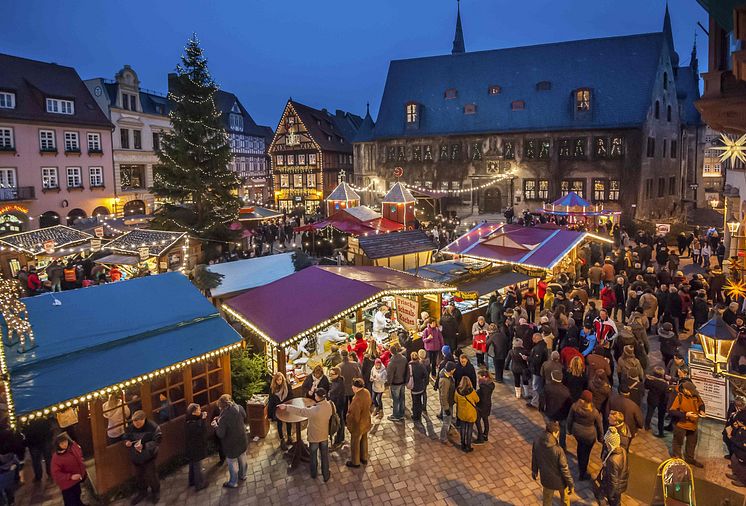 Quedlinburgs markedsplads rammer julemarkedet ind