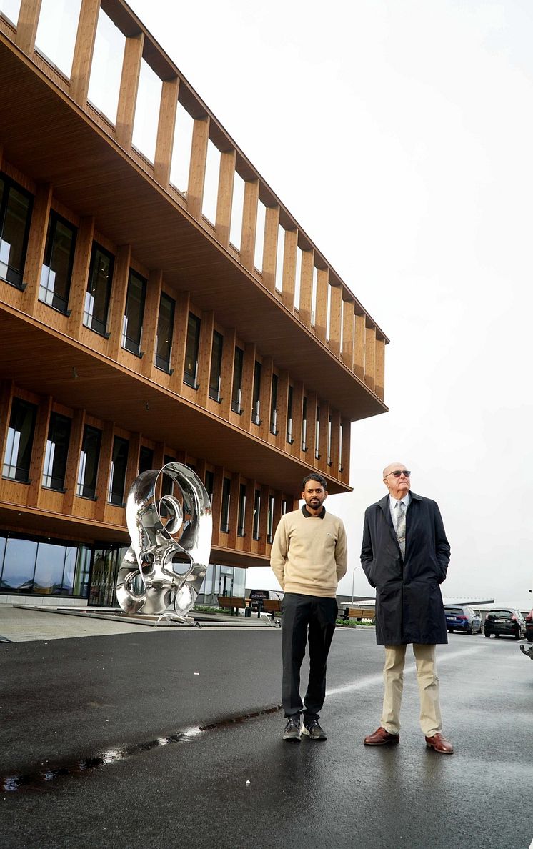 Gustav Björsell och Åke Björsell utanför Viared Center