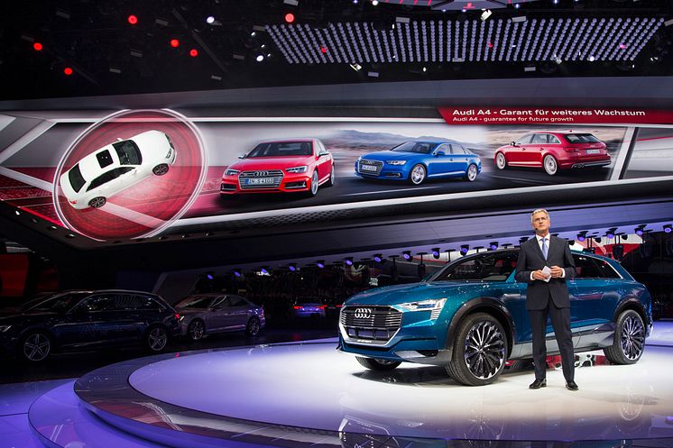 Rupert Stadler, CEO for AUDI AG, ved siden af Audi e-tron quattro concept på Frankfurt International Auto Show 2015