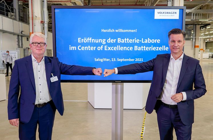 Thomas Schmall och Frank Blome inviger de nya battercellslaboratorierna vid Center of Excellence i Salzgitter..jpg