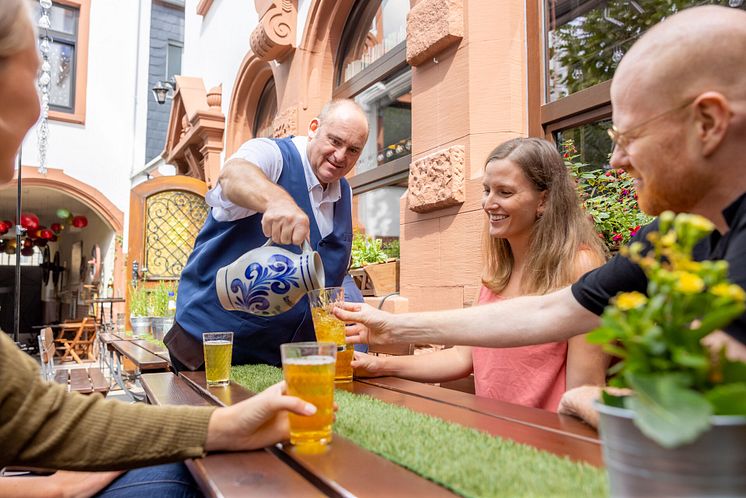 Frankfurt am Main_Frankfurt_am_Main_Gesellige_Runde_im_Restaurant_Lorsbacher_Thal_im_Stadtteil_Sachsenhausen.jpg