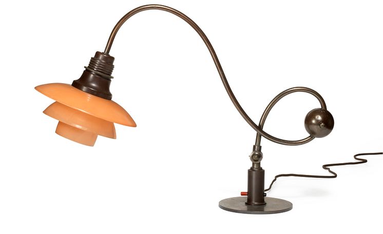 Poul Henningsen- "PH-2:2". Klaverlampe. Justérbar bordlampe med stel af bruneret messing. Originale skærme af rosa matglas.