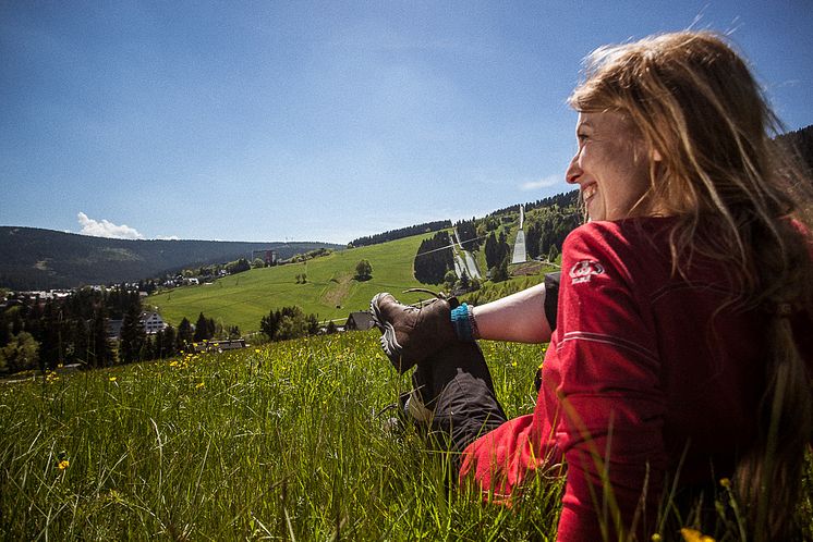 Kammweg führt auch durch Oberwiesenthal- höchstgelene Stadt Deutschlands. Hier Blick auf den Schanzenkomplex 