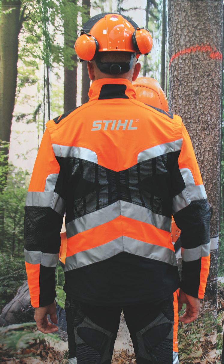 Bra passform och funktioner på STIHL:s nya jacka Advance X-TREEm, EN 20471