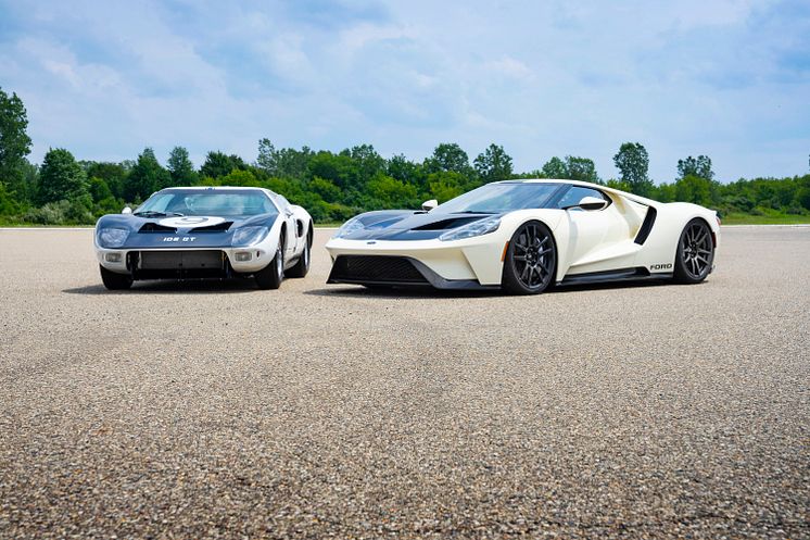 2022 Ford GT ’64 Heritage Edition and 1964 Ford GT prototype_01.jpg