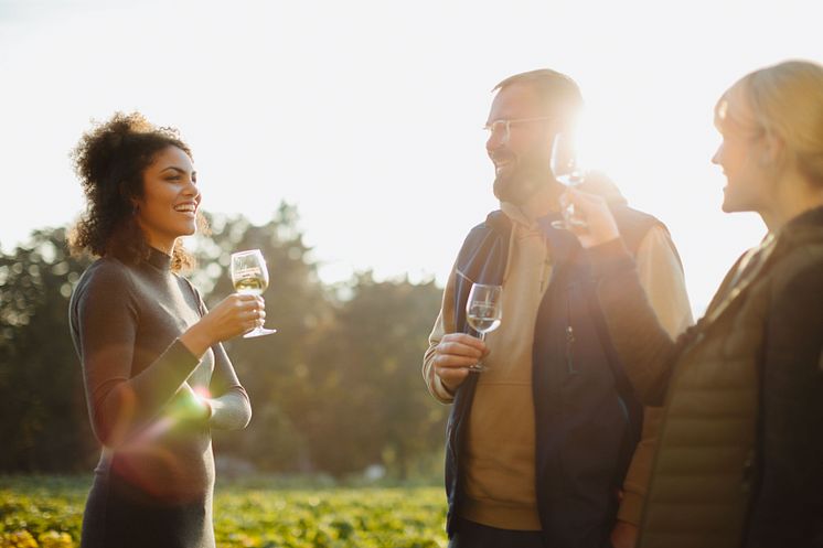 Ingelheim am Rhein: ein Mann und zwei Frauen mit Weingläsern auf einem Weingut