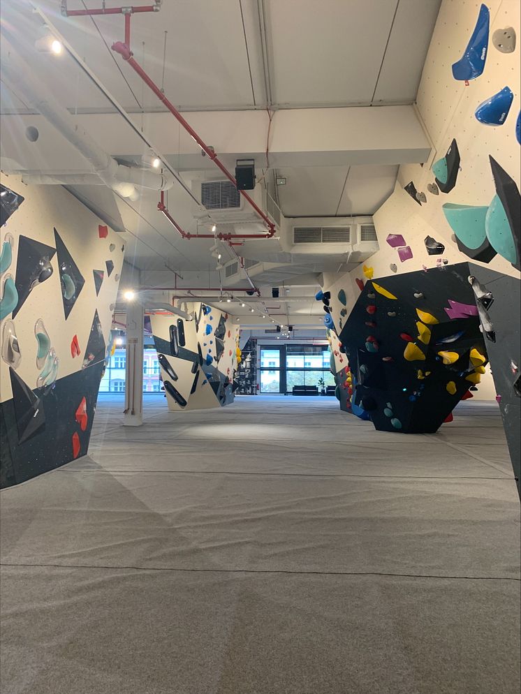 Die 2025 eröffnete Boulderhalle von urban apes Group im Schillerpark Center in Berlin-Wedding