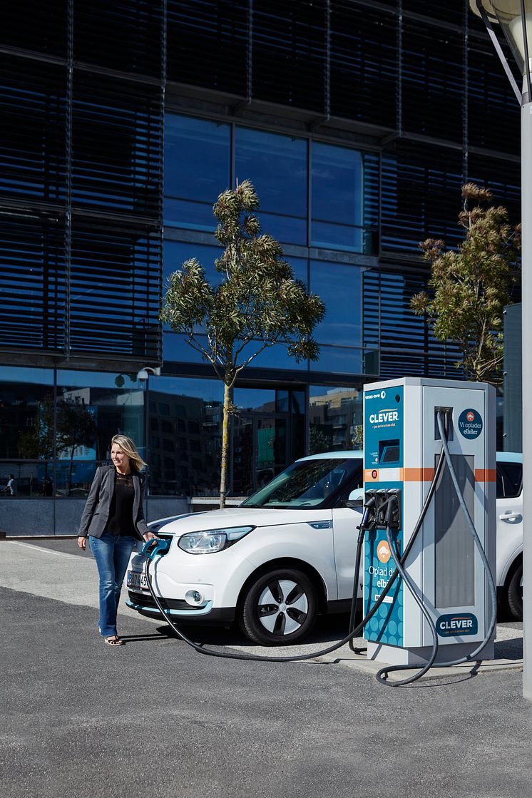 Med elbiloperatøren CLEVER som partner kan KIA nu tilbyde fremtidige kunder af el- og plug-in hybridbiler ubegrænset strøm til én fast pris.