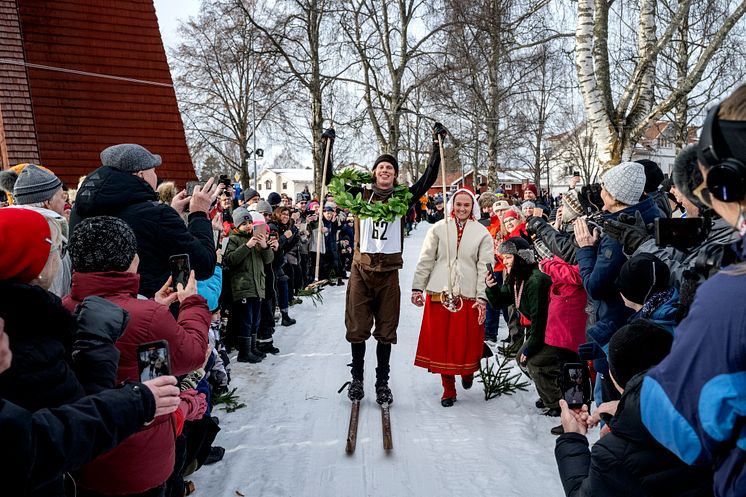 Jubileumsvasan Erik Wickström har fått kransen av kranskullan Wilma Björkman