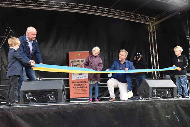 Elev och Niklas Wikström (L) klipper invigningsbandet