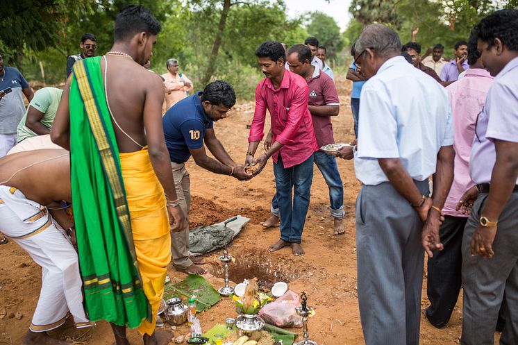 Grunnsteinen legges ned for en ny skole i Jaffna på Sri Lanka