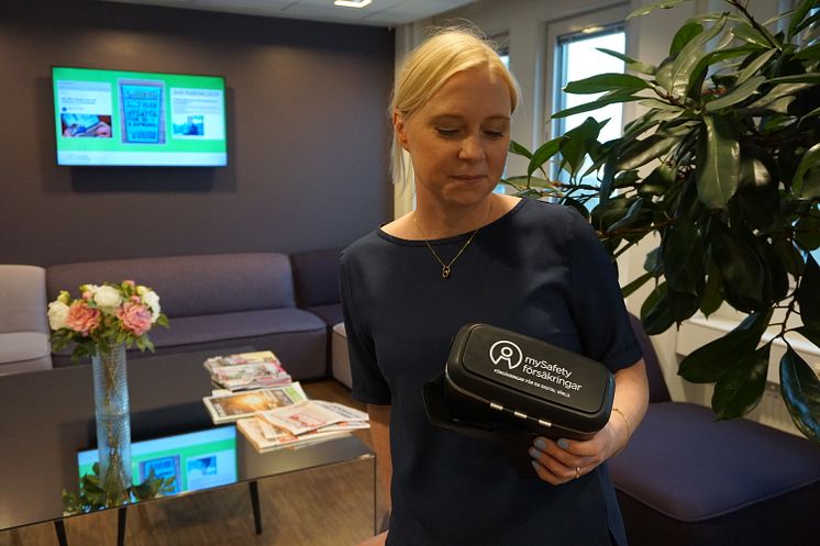 HR-chef Sophia Nilsson med VR-glasögon