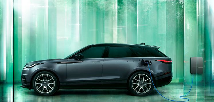 RR_Velar_24MY_Exterior_14_Side_PHEV_010223