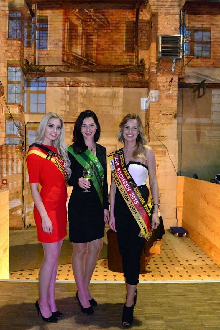 Soraya Kohlmann (Miss Sachsen 2017), Daniela Undeutsch (Sächsische Weinkönigin 2016) und Josephin Frenzel (Miss Sachsen 2015) begrüßten die Gäste im Kunstkraftwerk Leipzig