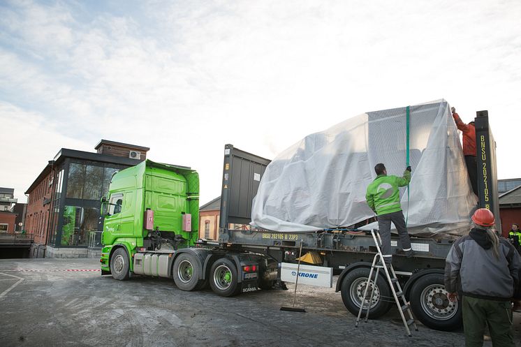 Lokomotivet må sikres nøye  før det skal videre på tog,  ellers vil ikke CargoNet, som  drifter jernbanen, ta det med.