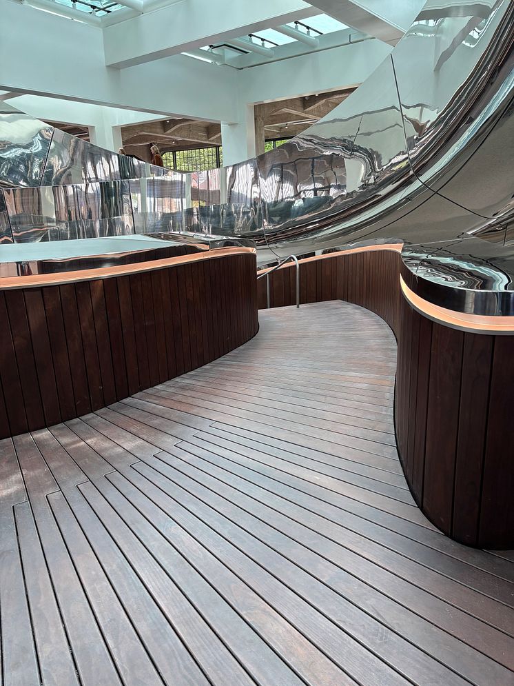 Kebony-Holztreppe im FENIX Museum: Nachhaltige Architektur, doppelte Helix, Design von MAD Architects in Rotterdam