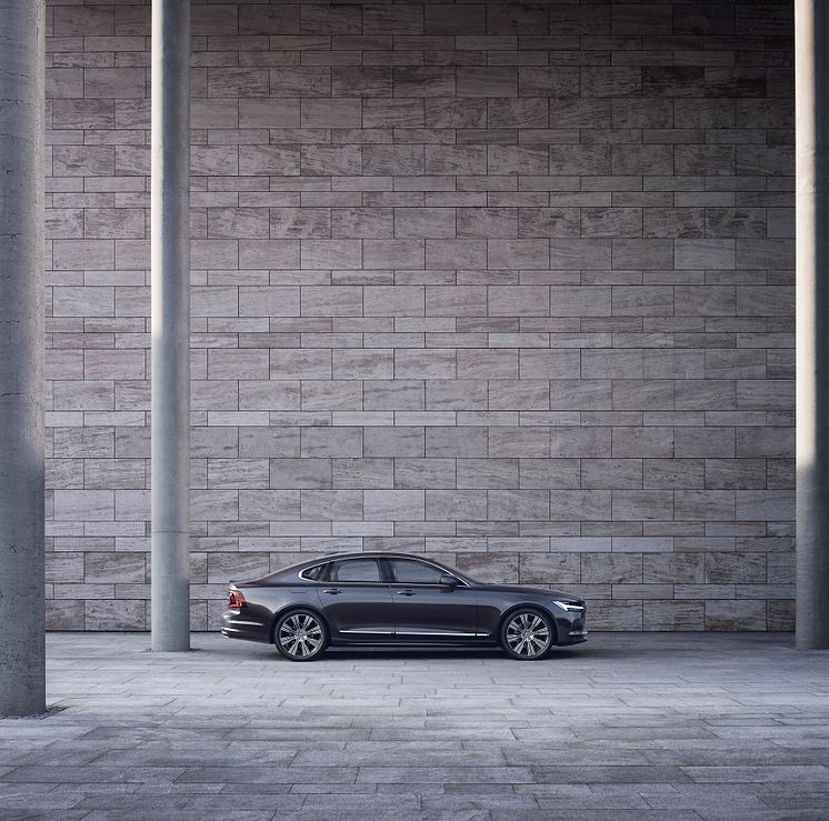 Volvo S90 Recharge T8 plug-in hybrid i Platinum Grey