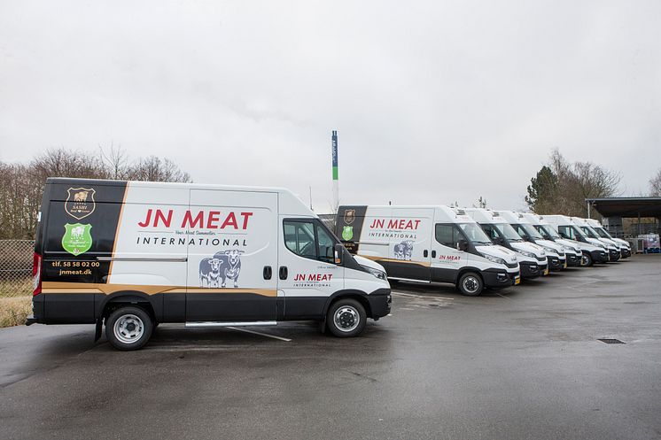 IVECO i Slagelse har leveret disse 8 flotte kølebiler til JN Meat.