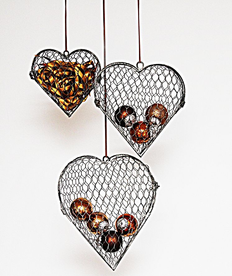   Hjärtan av hönsnät set om 3 st hängande med bruna kulor och band.